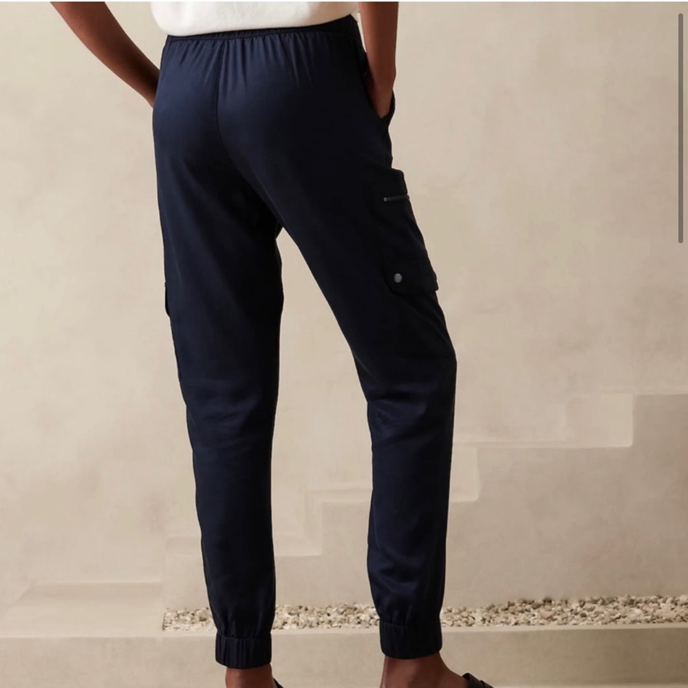 NWT! Banana Republic Navy Blue Tencel Soft Cargo Pant - Multiple Sizes💕 - Picture 2 of 5
